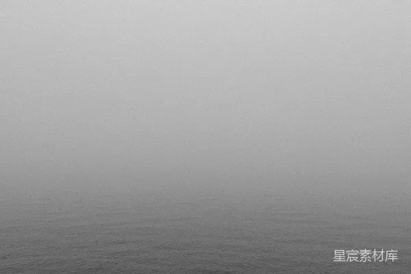 高清摄影 一张黑白照片中波涛汹涌的雾海