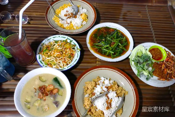 高清摄影 一张桌子上面摆放着装有食物的盘子和装有汤的碗。