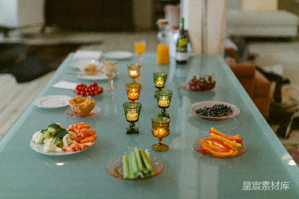 高清摄影 一张桌上摆着开胃菜和 candles 为聚会准备。