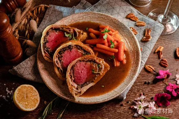 高清摄影 一碗配有胡萝卜、肉和酱汁的饭菜