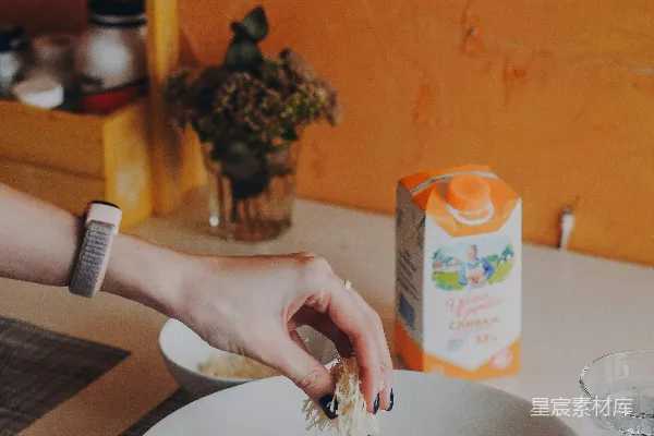 高清摄影 手持橙白相间标签的纸箱的人