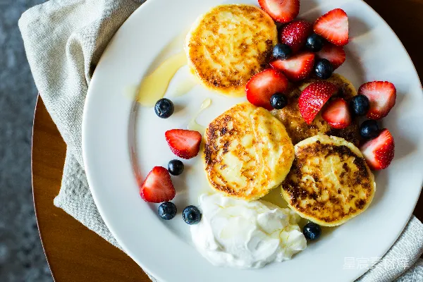 高清摄影 草莓和蓝莓的 Pancake