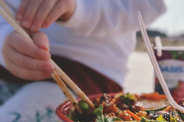 高清摄影 手持筷子和碗的人拿着食物
