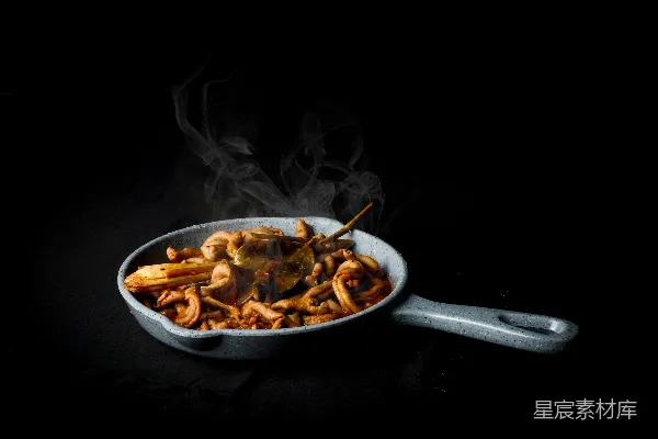 高清摄影 一个锅里盛满了食物放在桌子上
