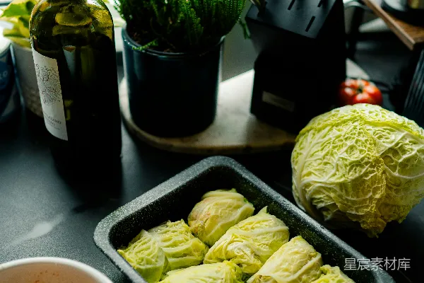 高清摄影 桌子上方摆放着一个托盘的食物，旁边是窗户。