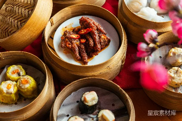 高清摄影 切成片的白洋葱放在棕色木碗里