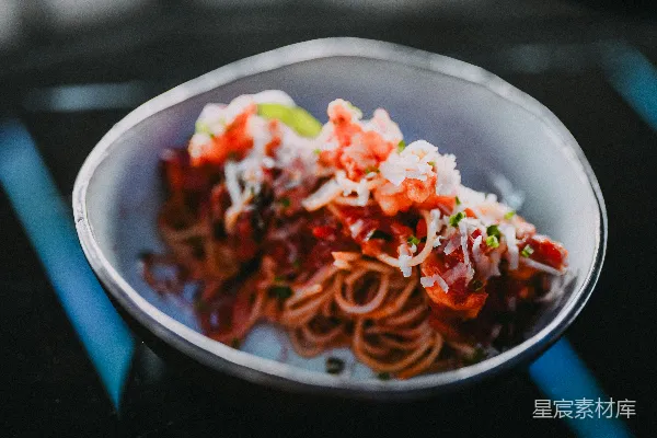 高清摄影 一只装满了食物的白色碗放在桌子上。
