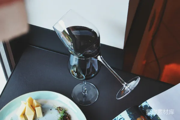 高清摄影 黑木桌上的空酒杯