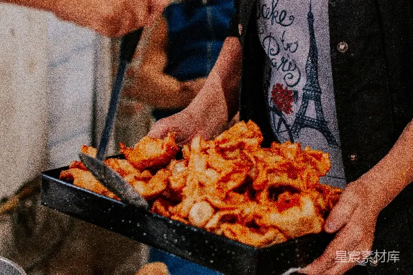 高清摄影 站在埃菲尔铁塔前的人手里拿着一盘食物