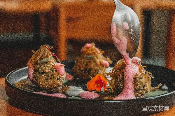 高清摄影 盘子里有一根勺子伸出来的食物