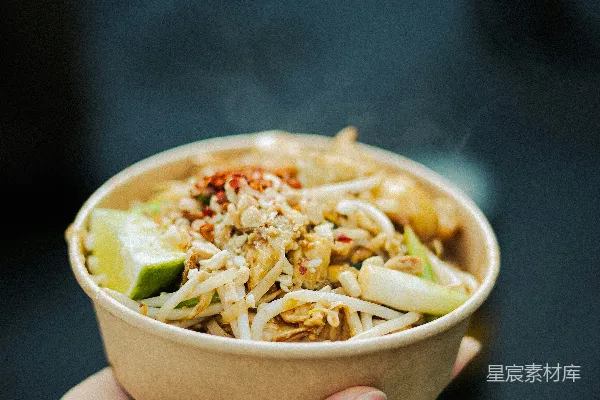 高清摄影 手里拿着一碗食物的人