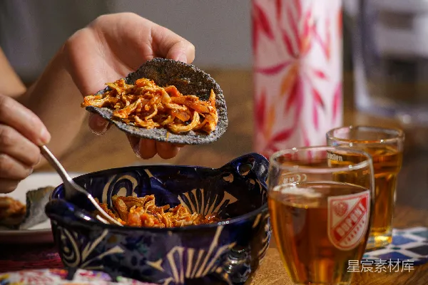 高清摄影 填装玉米卷的人从碗里填入食物。