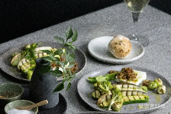 高清摄影 一张桌上摆放着盛着食物的盘子和一杯葡萄酒