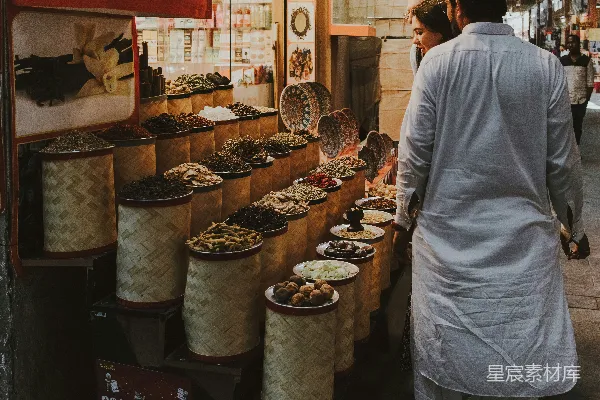 高清摄影 一位女性站在食品摊前