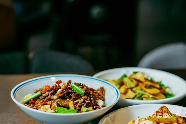 高清摄影 几张 plates 上的食物摆放着在桌子上。