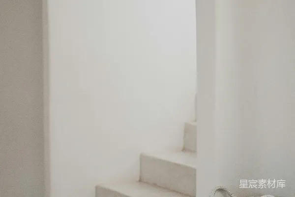 高清摄影 楼梯旁的一个灰色藤编篮子