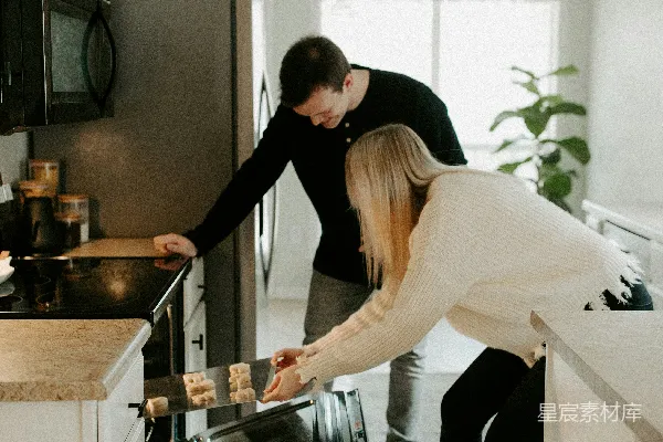 高清摄影 男女在开放式烤箱旁