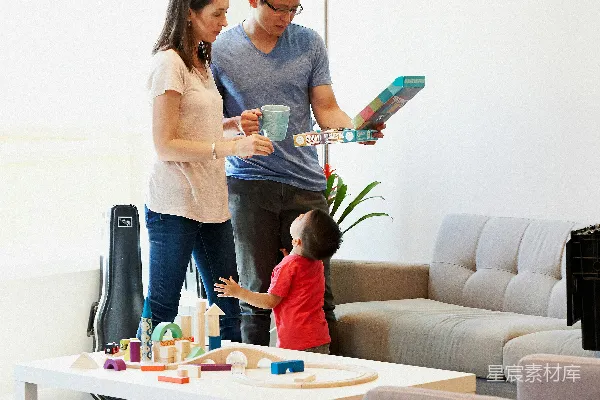 高清摄影 一个坐在桌子旁的人在房间里。