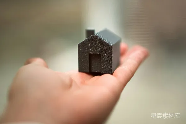 高清摄影 手里拿着一个小房子的人