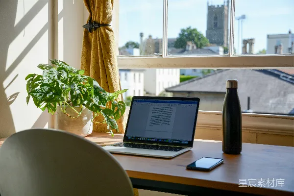 高清摄影 macbook pro 摆放在棕色木制桌子上