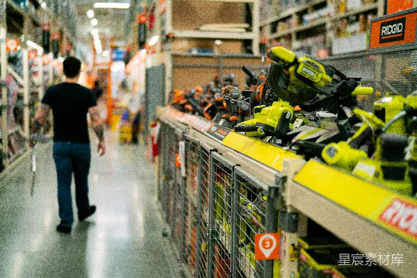 高清摄影 一个男人在商店的 aisle 上行走