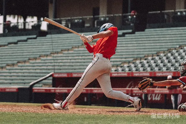 高清摄影 红色上衣、白色短裤的女人拿着 baseball bat