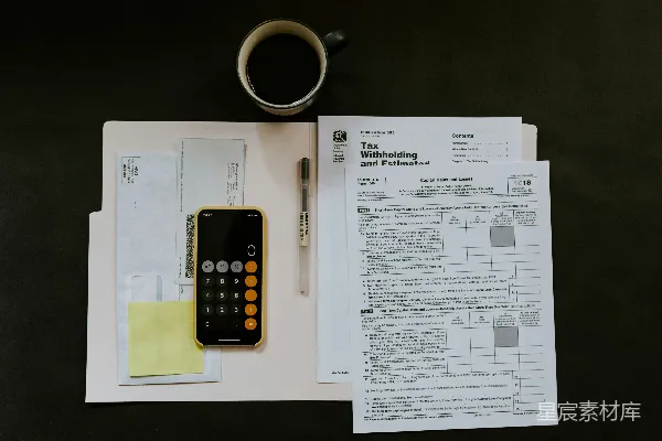 高清摄影 黑色的Android智能手机靠近圆珠笔，税单证书放在白色文件夹上方。