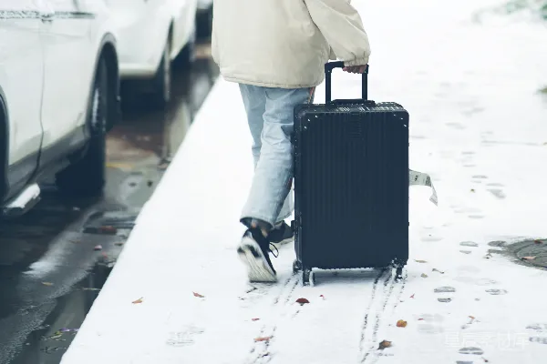 高清摄影 一个拖着旅行包的人