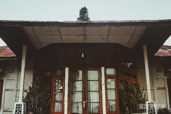 高清摄影 棕色和白色的房屋照片