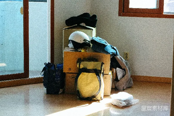 高清摄影 棕色木桌上的黑色和蓝色背包