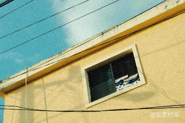 高清摄影 带有窗户和电线杆的黄色建筑