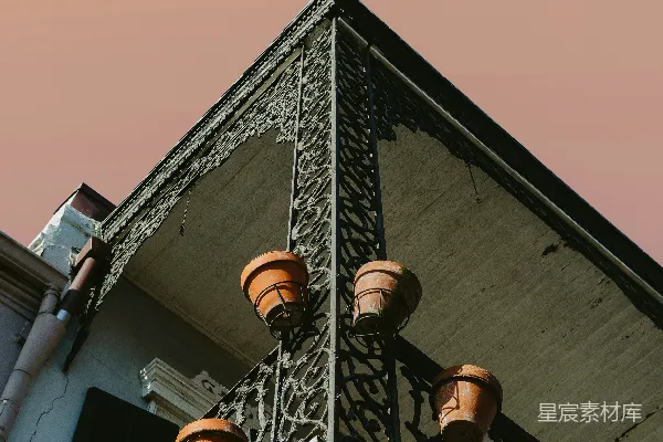 高清摄影 陶土花盆装饰着铁艺阳台栏杆。