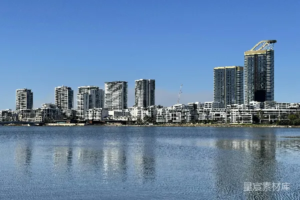 高清摄影 城市在白天水面的 skyline