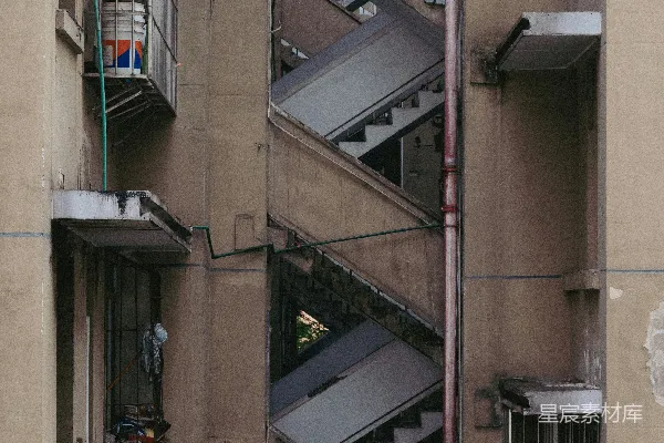 高清摄影 一座有很多窗户的高大建筑