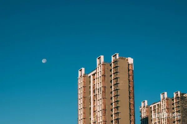 高清摄影 天边有一座非常高大的建筑，月亮挂在半空中。