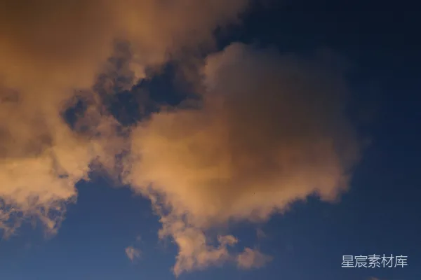 高清摄影 深蓝天空中的金色云彩