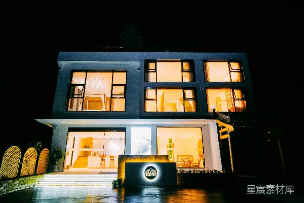 高清摄影 夜晚一座巨大的白色房子灯火通明