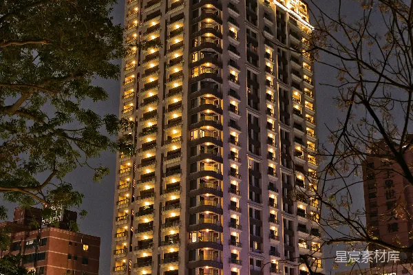 高清摄影 一座高大的建筑在夜晚亮起了灯。