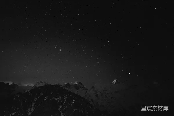 一张黑白照片中的夜间山脉