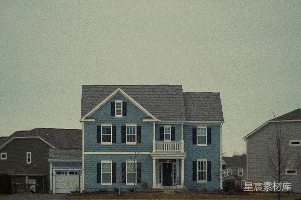 高清摄影 一所带有黑色百叶窗的两层蓝色房子。