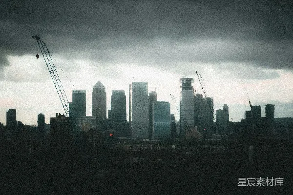 城市在灰蒙蒙的天空下白天的 skyline