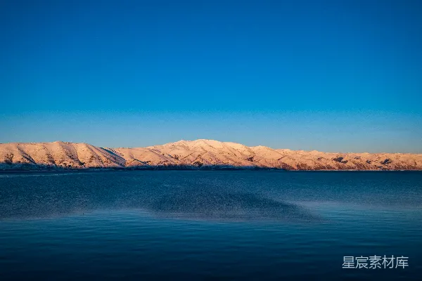 蓝海近 brown 山，在蓝天白日之下