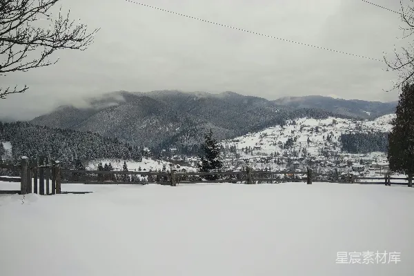 高清摄影 背景中有山的雪覆盖着的田野