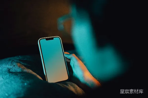 高清摄影 一只手拿着一部手机的人
