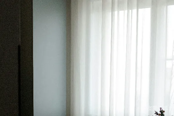 高清摄影 现代厨房，配有图案灯罩和纱质窗帘。