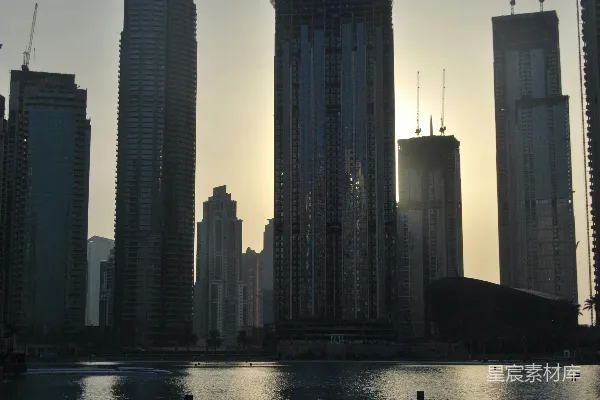 高清摄影 一座城市的天际线，上面有高大的建筑。