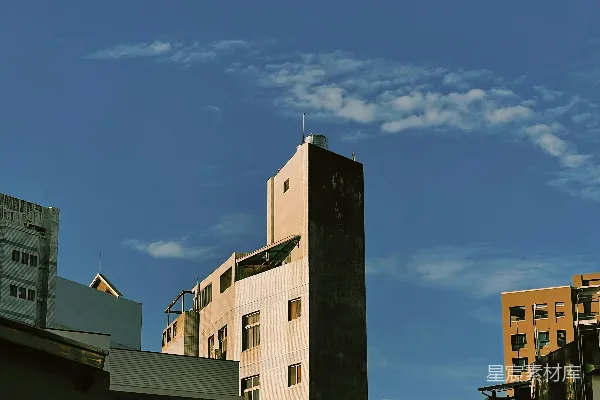 高清摄影 一座高大的建筑，顶部有一个钟表。