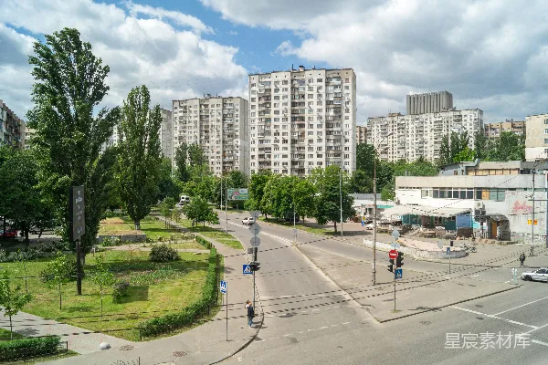 高清摄影 一条城市街道的景色，背景是高楼大厦。