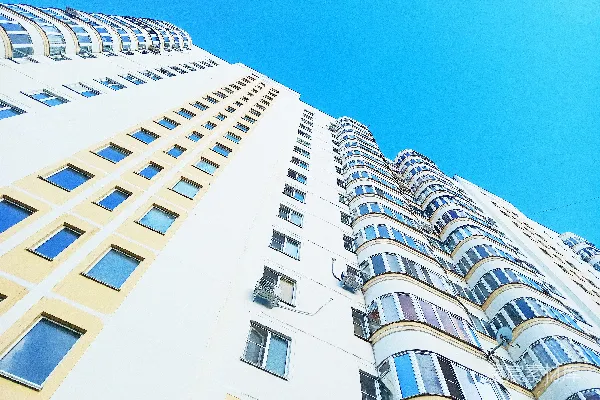 高清摄影 一座很高大的建筑物，有很多窗户。