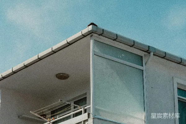 高清摄影 一座高大的白色建筑，带有阳台和阳台上。